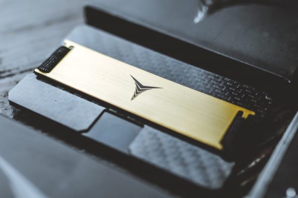 Tech Nuggets – Carbon Fibre Wallet Money Clip And Credit Card Holder – Black Gold